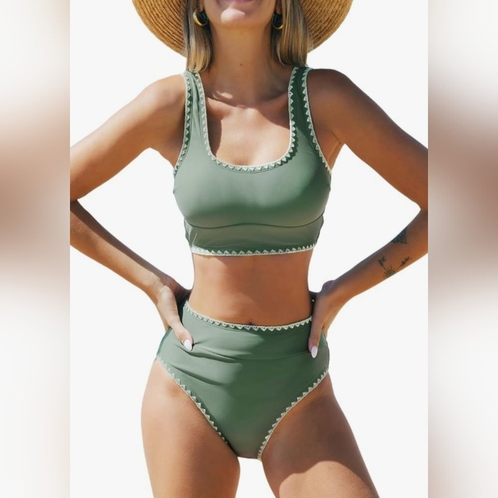 CUPSHE Women's Bikini Sets Two Piece Swimsuit

Scoop Neck Tank Wide Straps Midki